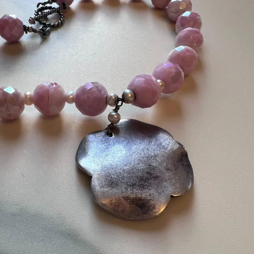 Stunning Silver Rose Pendant on Vintage 1960s Beads + Freshwater Pearls Necklace - Picture 4 of 13